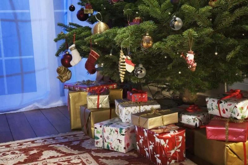Christmas tree and presents