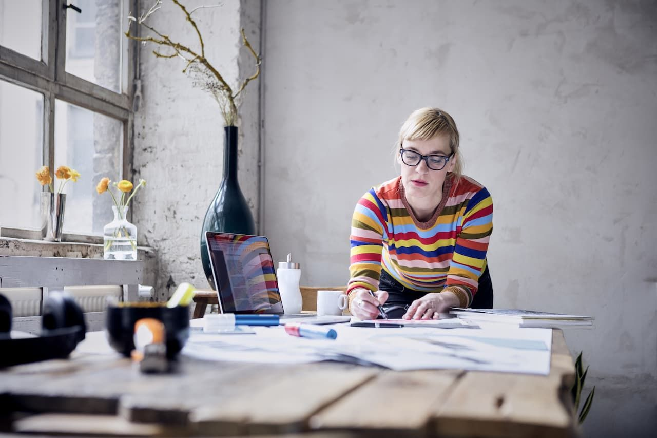 The advantages and disadvantages of using freelancers
